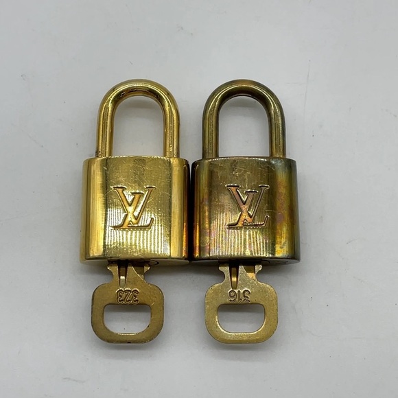 Authentic LOUIS VUITTON Padlock & Key Matchings Sets Gold 20pcs - Picture 5 of 11